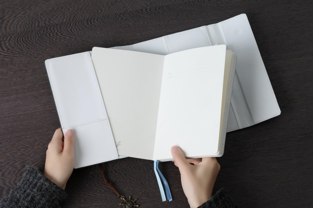 Jurnal cu coperta din piele cu copac, legat cu snur si pendant