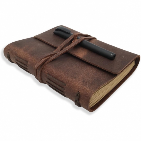Jurnal cu coperta din piele, format A5, cusut, cu pix inclus si inchidere cu snur rustic
