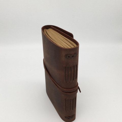 Jurnal cu coperta din piele, format A5, cusut, cu pix inclus si inchidere cu snur rustic