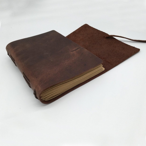 Jurnal cu coperta din piele, format A5, cusut, cu pix inclus si inchidere cu snur rustic