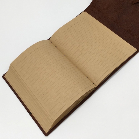 Jurnal cu coperta din piele, format A5, cusut, cu pix inclus si inchidere cu snur rustic