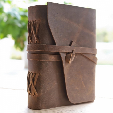 Jurnal cu coperta din piele format A5, 400 pagini, inchidere cu siret rustic